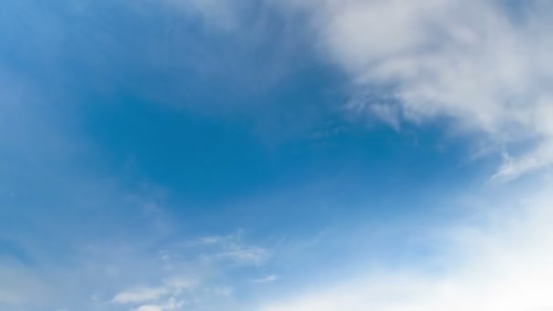 Nuages se déplaçant dans le ciel bleu.
