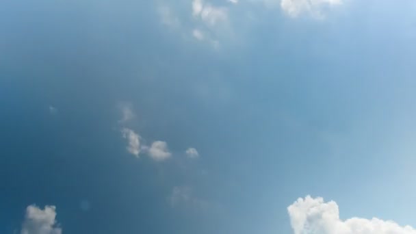 Wolken bewegen in de blauwe lucht. — Stockvideo