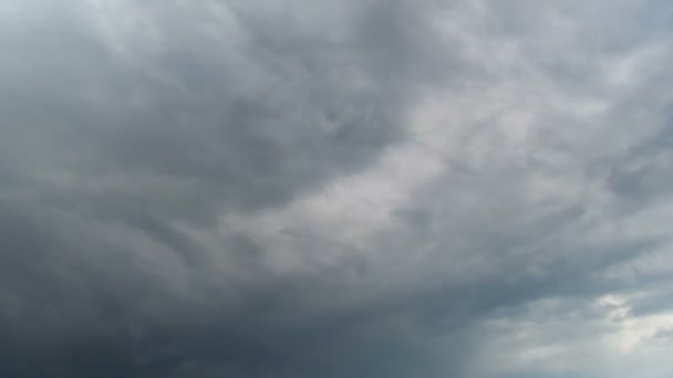 Nuvens movendo-se no céu azul. — Vídeo de Stock