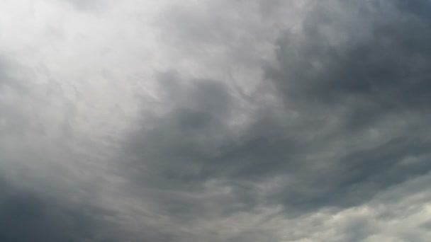 Wolken ziehen in den blauen Himmel. — Stockvideo