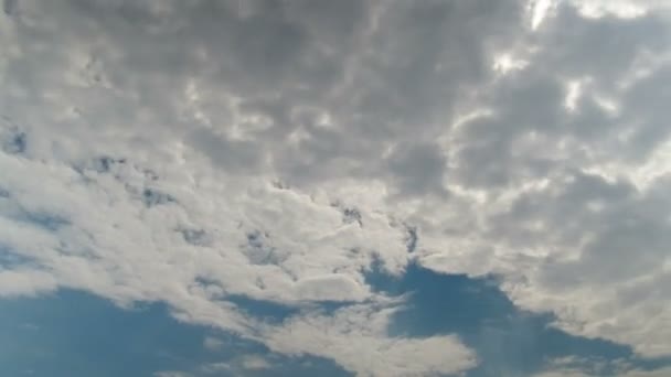 Nuages se déplaçant dans le ciel bleu. — Video