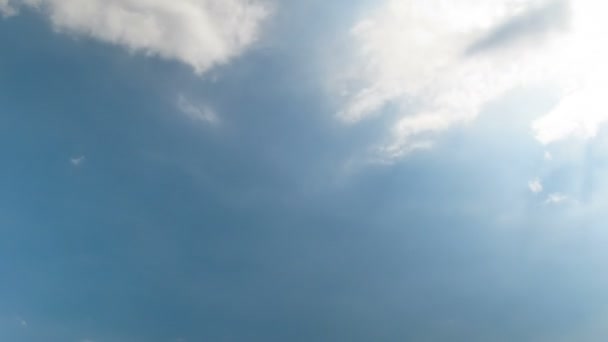 Wolken ziehen in den blauen Himmel. — Stockvideo