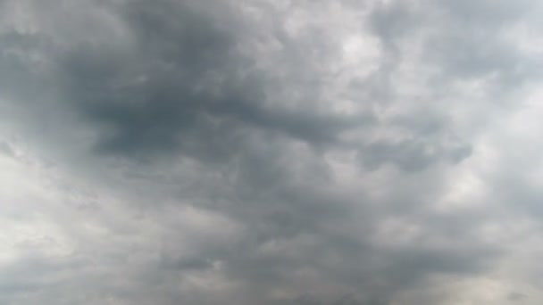 Wolken bewegen in de blauwe lucht. — Stockvideo