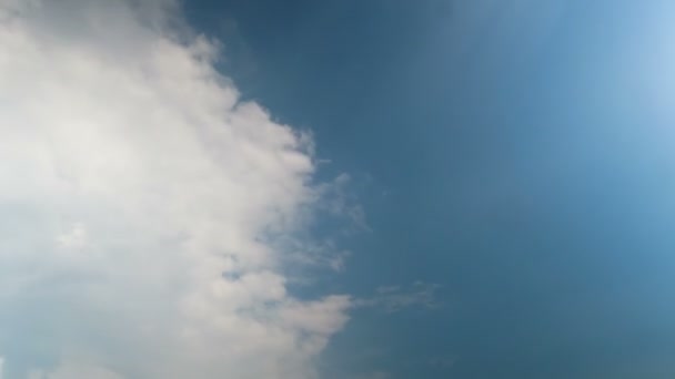 Nuages se déplaçant dans le ciel bleu. — Video