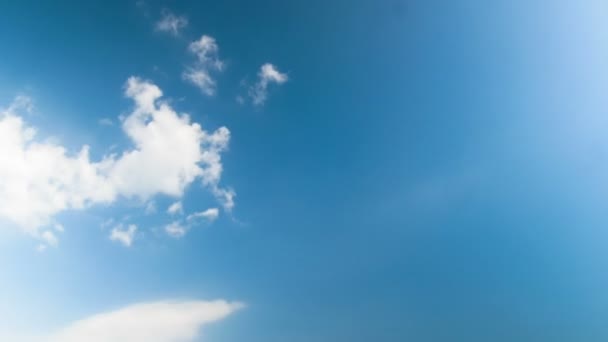 A felhők a kék égen mozognak.. — Stock videók