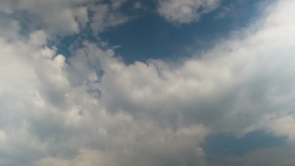 Nuvens movendo-se no céu azul. — Vídeo de Stock