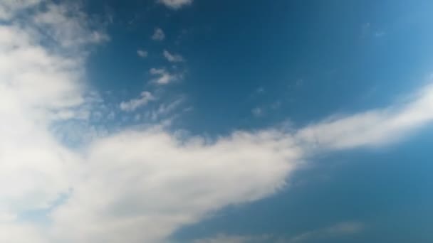 Nuvens movendo-se no céu azul. — Vídeo de Stock