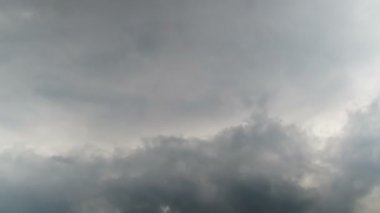 Mavi gökyüzünde hareket eden bulutlar.