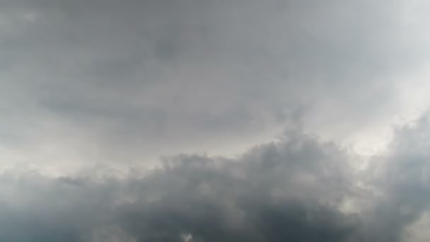 Wolken ziehen in den blauen Himmel. — Stockvideo