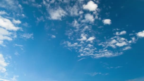 Nubes moviéndose en el cielo azul. — Vídeos de Stock