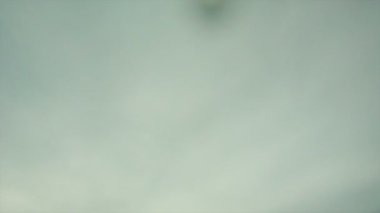 Fırtına bulutları mavi gökyüzünde hareket.