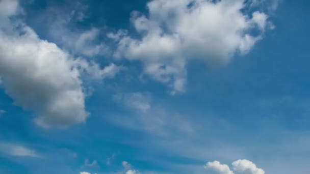 Nuages se déplacent à travers le ciel bleu . — Video