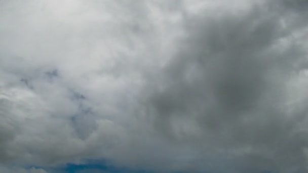 Nuvens de tempestade se movendo através do céu azul . — Vídeo de Stock