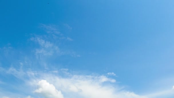 Nuvens movendo-se através do céu azul . — Vídeo de Stock