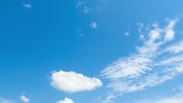 Wolken ziehen über den blauen Himmel. — Stockvideo