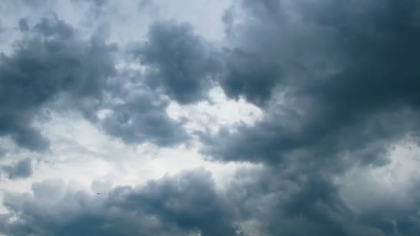 Хмари бурі рухаються через блакитне небо . — стокове відео