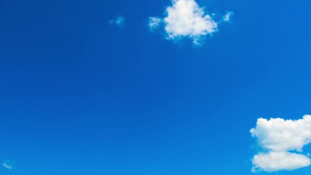 Nuvole che si muovono nel cielo blu. — Video Stock