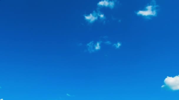 Wolken bewegen in de blauwe lucht. — Stockvideo