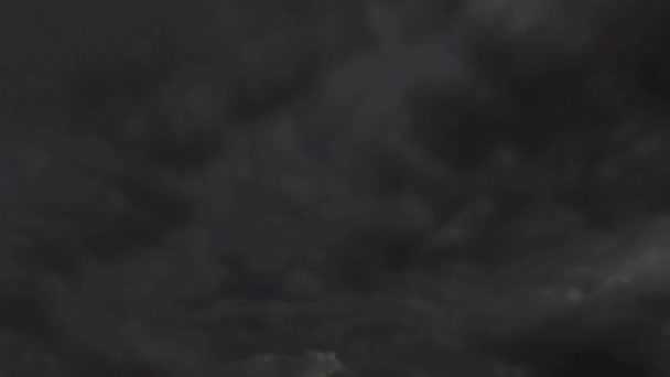 Nuages se déplaçant dans le ciel nocturne sur un fond d'étoiles .