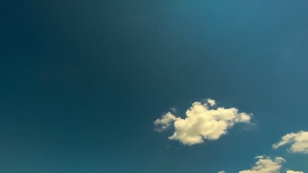 Wolken bewegen in de blauwe lucht. — Stockvideo