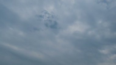 Fırtına bulutları mavi gökyüzünde hareket.