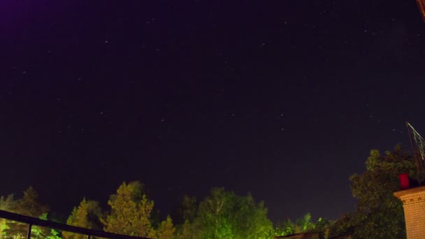 Zonsopgang boven de bomen, door de beweging van de wolken. — Stockvideo