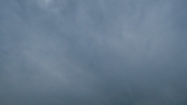 Storm wolken verplaatsen in de blauwe hemel. — Stockvideo