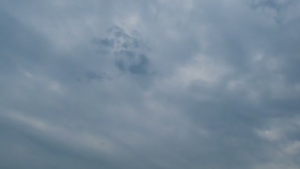 Storm wolken verplaatsen in de blauwe hemel. — Stockvideo
