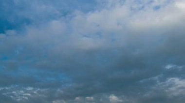 Fırtına bulutları mavi gökyüzünde hareket.