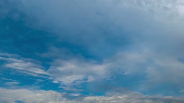 Nuvens de tempestade se movendo no céu azul . — Vídeo de Stock