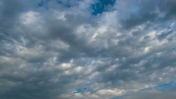 Gewitterwolken ziehen in den blauen Himmel. — Stockvideo