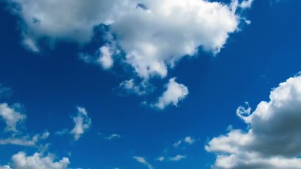 Σύννεφα που κινούνται στον γαλάζιο ουρανό. — Αρχείο Βίντεο