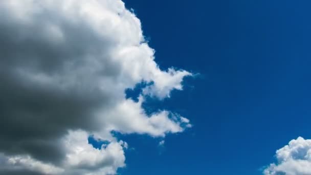 Nuages se déplaçant dans le ciel bleu.