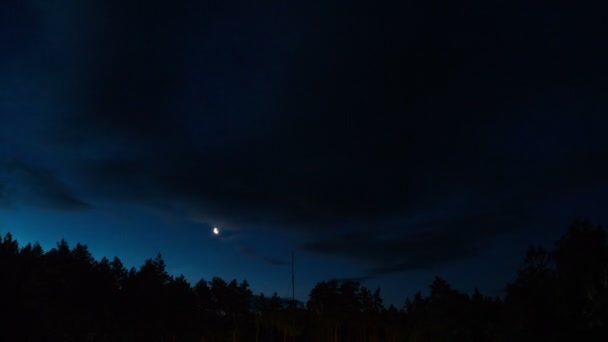 Salida del sol sobre los árboles, a través del movimiento de las nubes . — Vídeos de Stock