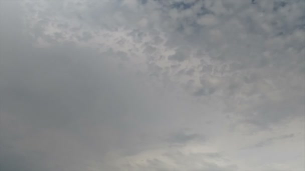 Wolken ziehen in den blauen Himmel. — Stockvideo