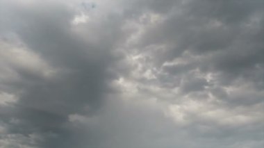 Mavi gökyüzünde hareket eden bulutlar.