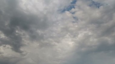 Mavi gökyüzünde hareket eden bulutlar.