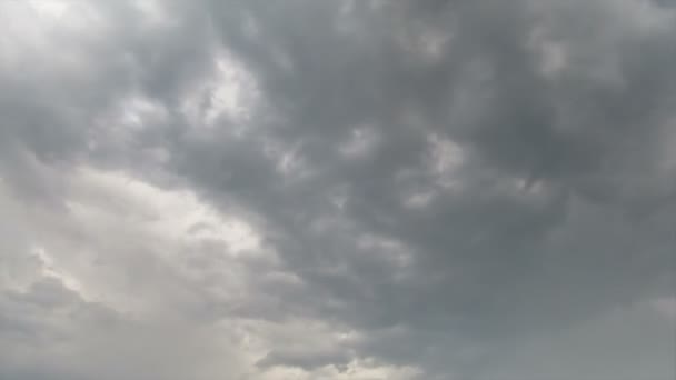 Nubes moviéndose en el cielo azul. — Vídeos de Stock