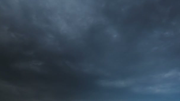 Nuages se déplaçant dans le ciel bleu. — Video