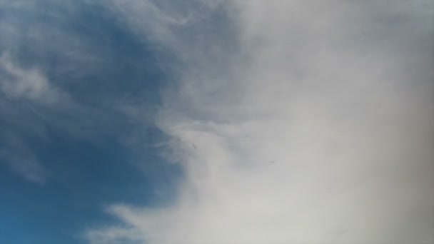 Облака движутся в голубом небе. — стоковое видео