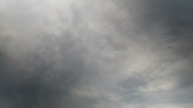 Mavi gökyüzünde hareket eden bulutlar.