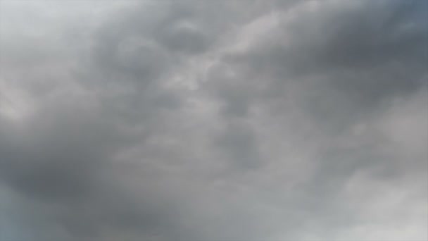 Nuages se déplaçant dans le ciel bleu.