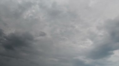 Mavi gökyüzünde hareket eden bulutlar.