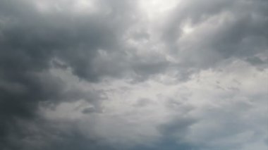Mavi gökyüzünde hareket eden bulutlar.