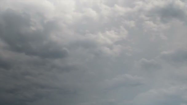 Wolken bewegen in de blauwe lucht. — Stockvideo