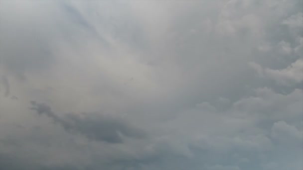 Nuages se déplaçant dans le ciel bleu. — Video