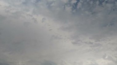 Mavi gökyüzünde hareket eden bulutlar.
