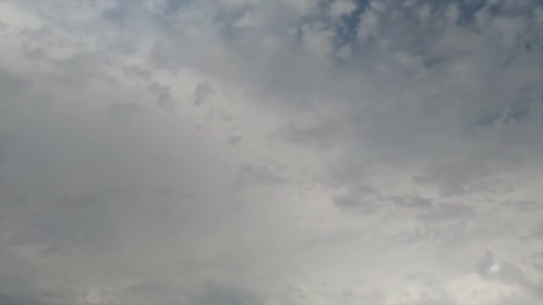 Nubes moviéndose en el cielo azul. — Vídeos de Stock