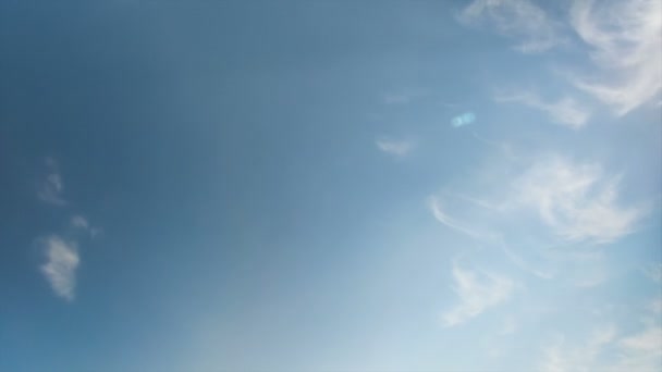 Nuages se déplaçant dans le ciel bleu.