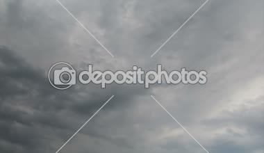 Mavi gökyüzünde hareket eden bulutlar.